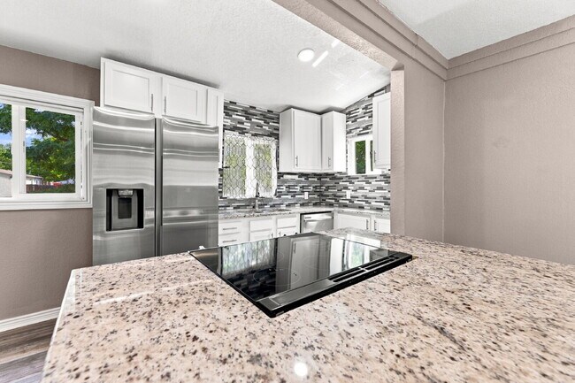Foto del edificio - $2,800.95 with $300 Off the first month's rent, 3 Beds - 2 Baths, Single Family Home in Denver wi...