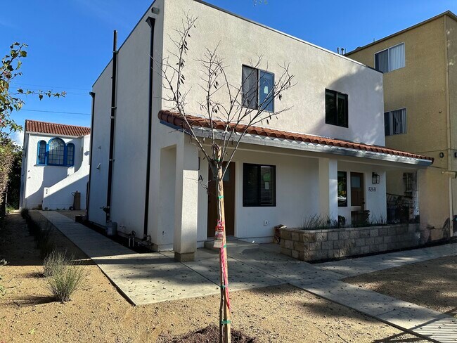 Foto del edificio - 826 Rose Ave