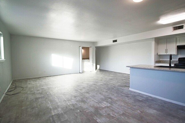 Building Photo - Spacious 2 bedroom 1 bath townhouse in San...