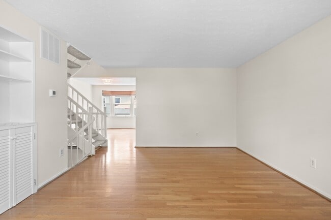 Building Photo - 125 W Annandale Rd