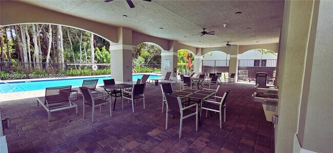 Foto del edificio - 1002 NW 208th Terrace