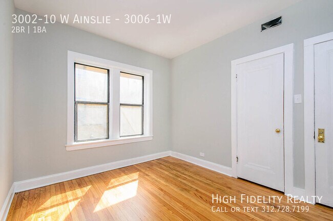 Building Photo - 3002 W Ainslie St