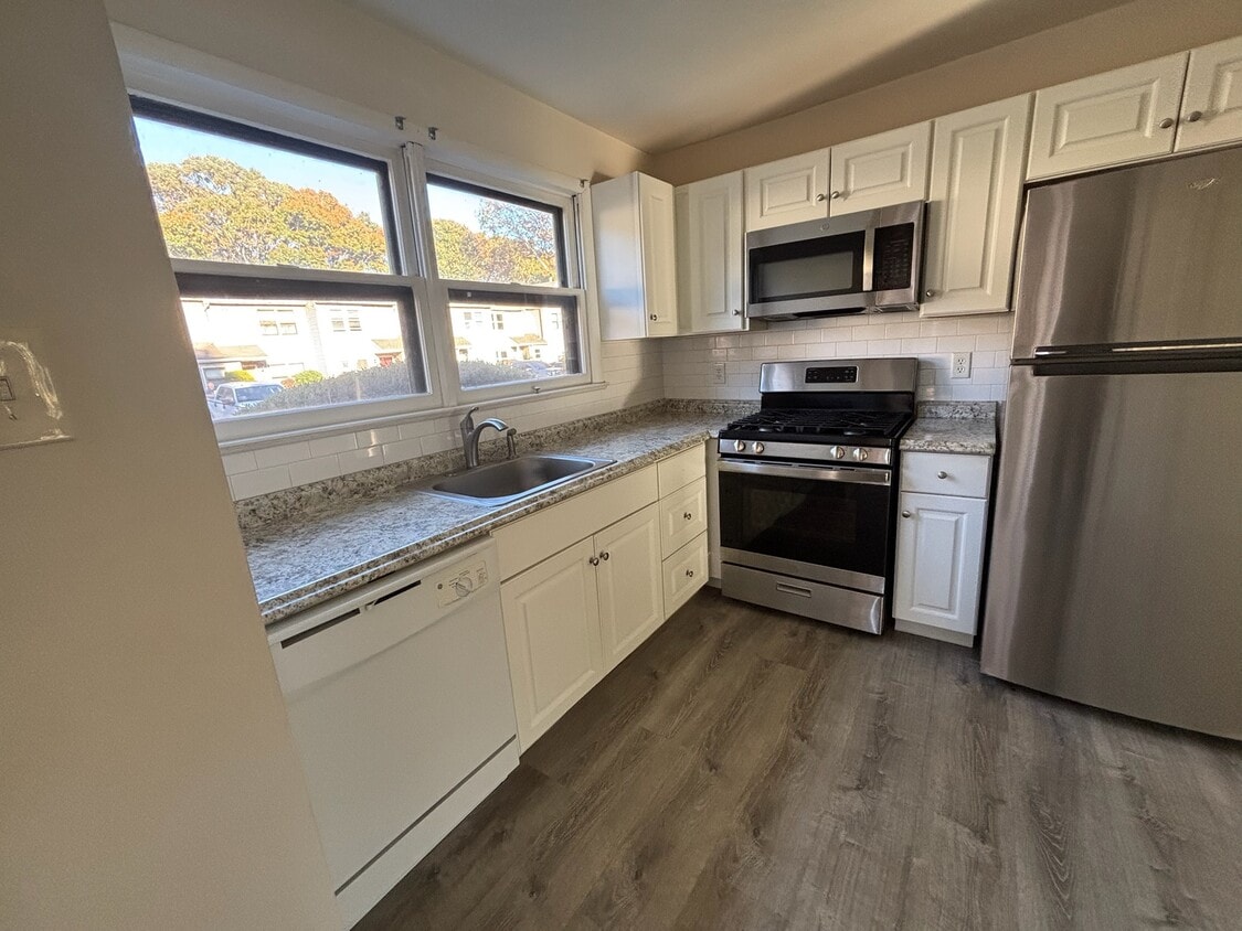 Kitchen - 79 Tavistock Dr