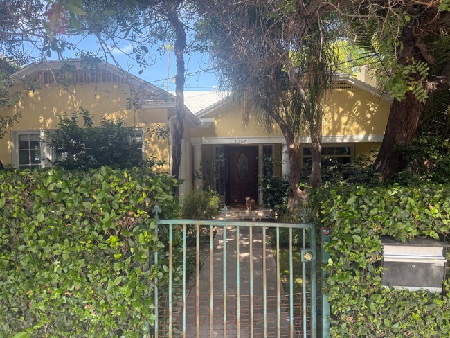 Foto del edificio - 2306 Beachwood Dr