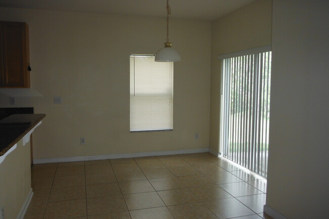 Foto del edificio - Spacious 4-Bedroom, 3-Bathroom Home with L...