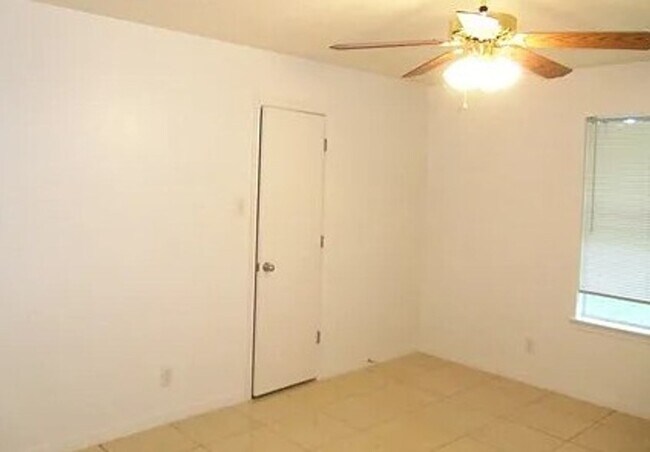 Building Photo - 1308 Chips Dr