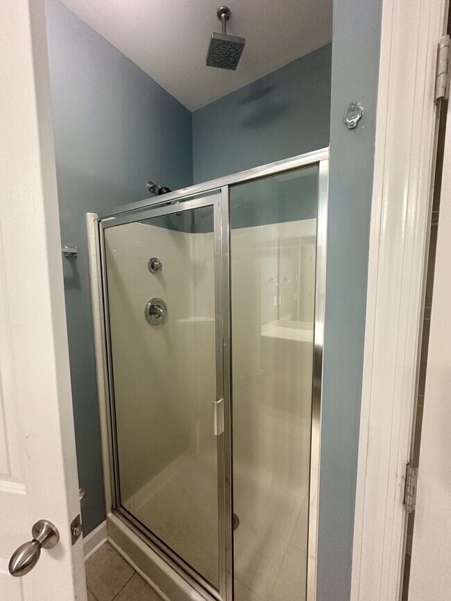 Foto del edificio - Lovely all brick home on corner lot in des...