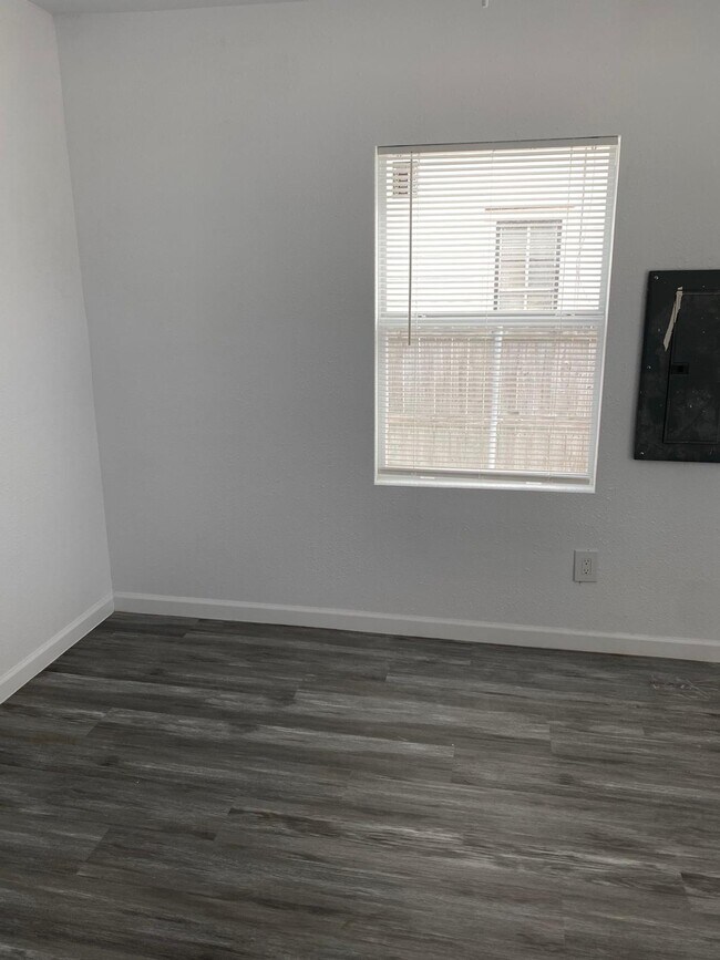 Building Photo - 1003 Live Oak St