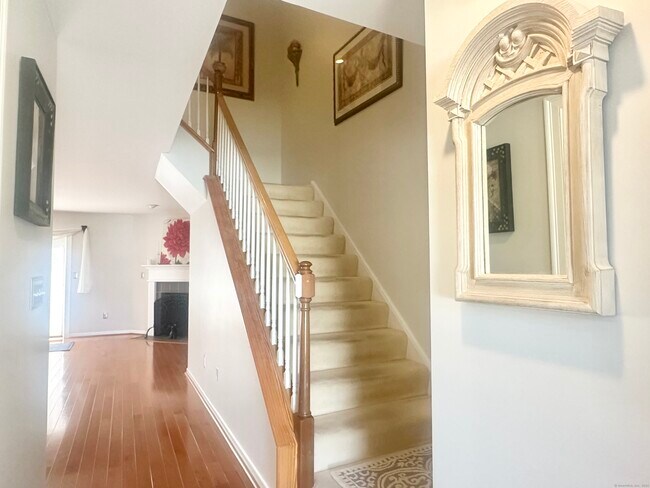 Foto del edificio - 143 Summer Hill Rd