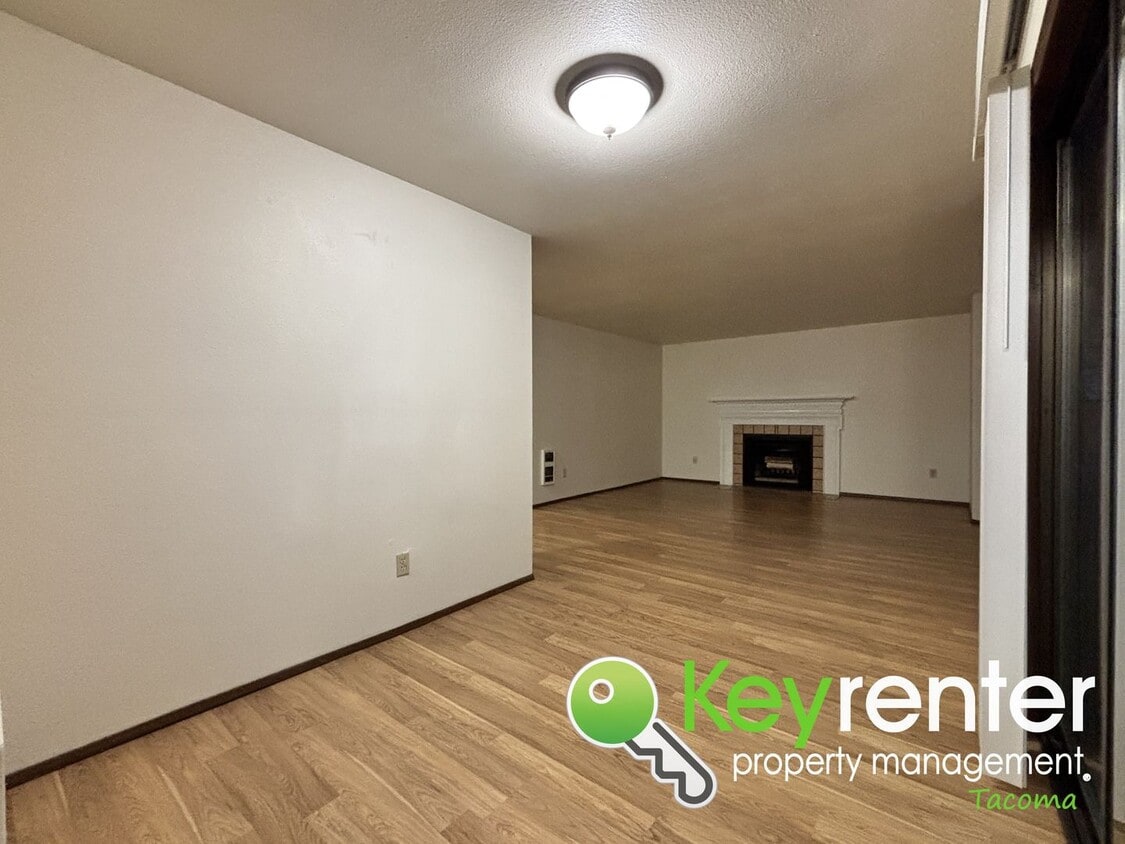 Foto principal - Comfortable Upstairs 2 Bedroom 2 Bath Rental in Private Community Near Fircrest!