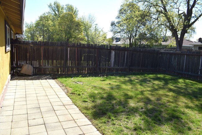 Building Photo - 8942 El Mirador Dr