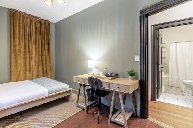Foto del edificio - Queen room in 4-bed/1.0-bath Home