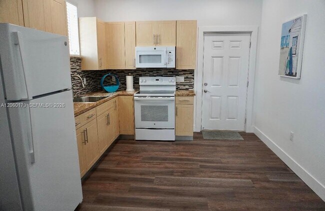 Foto del edificio - 61 NW 38th Ct
