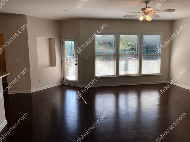 Building Photo - 910 Sterling Ln