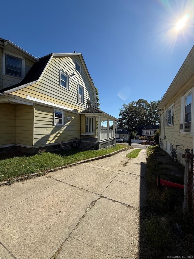 Building Photo - 498 Hawley Ave