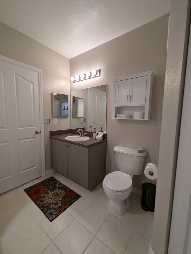 Building Photo - 760 Centervale Dr