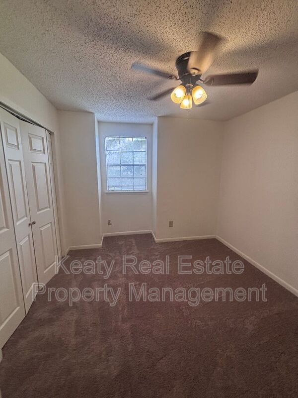 Building Photo - 125 Country Ln