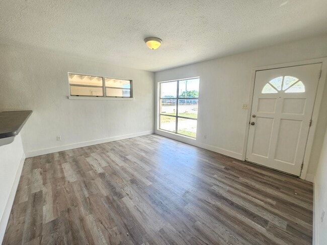 Building Photo - 1040 Hickory Ln