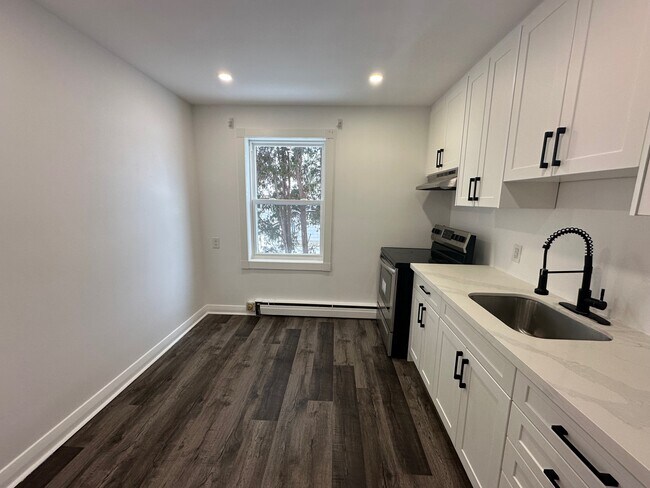 Photo du bâtiment - Recently Updated 2-Bedroom Apartment for Rent in Oshawa