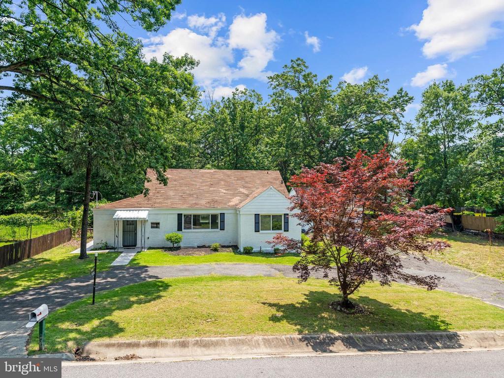 Foto principal - 5004 Barnaby Ln