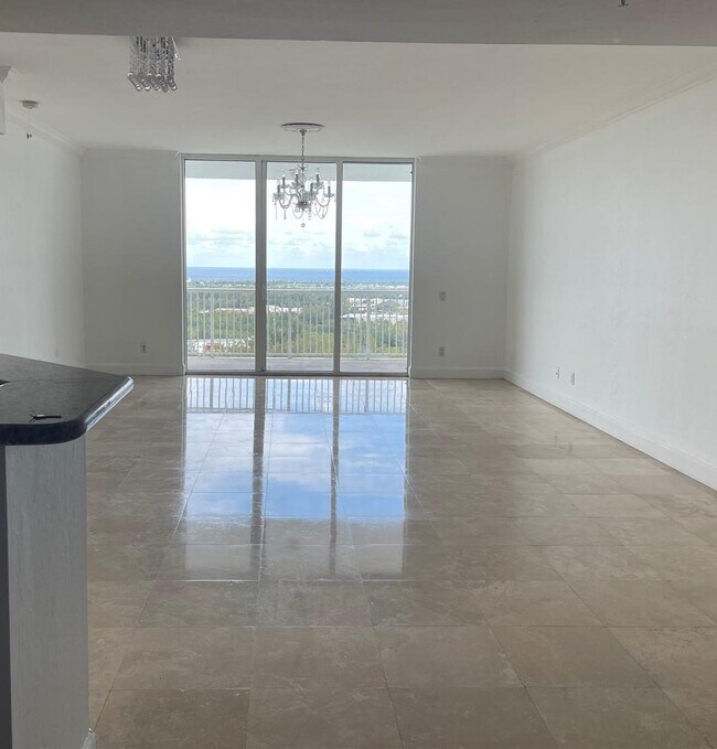 Foto del edificio - 14951 Royal Oaks Ln