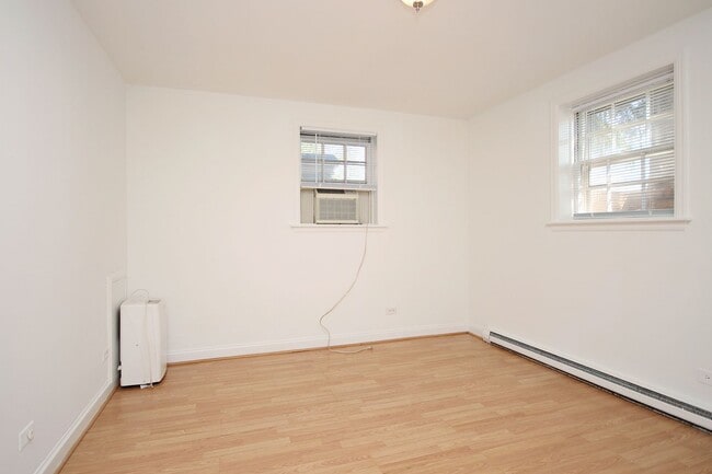 Building Photo - Student-Friendly Apartment Near Data School of Science