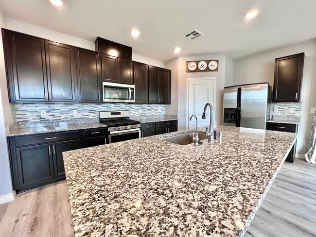 Building Photo - 5578 Lushan St