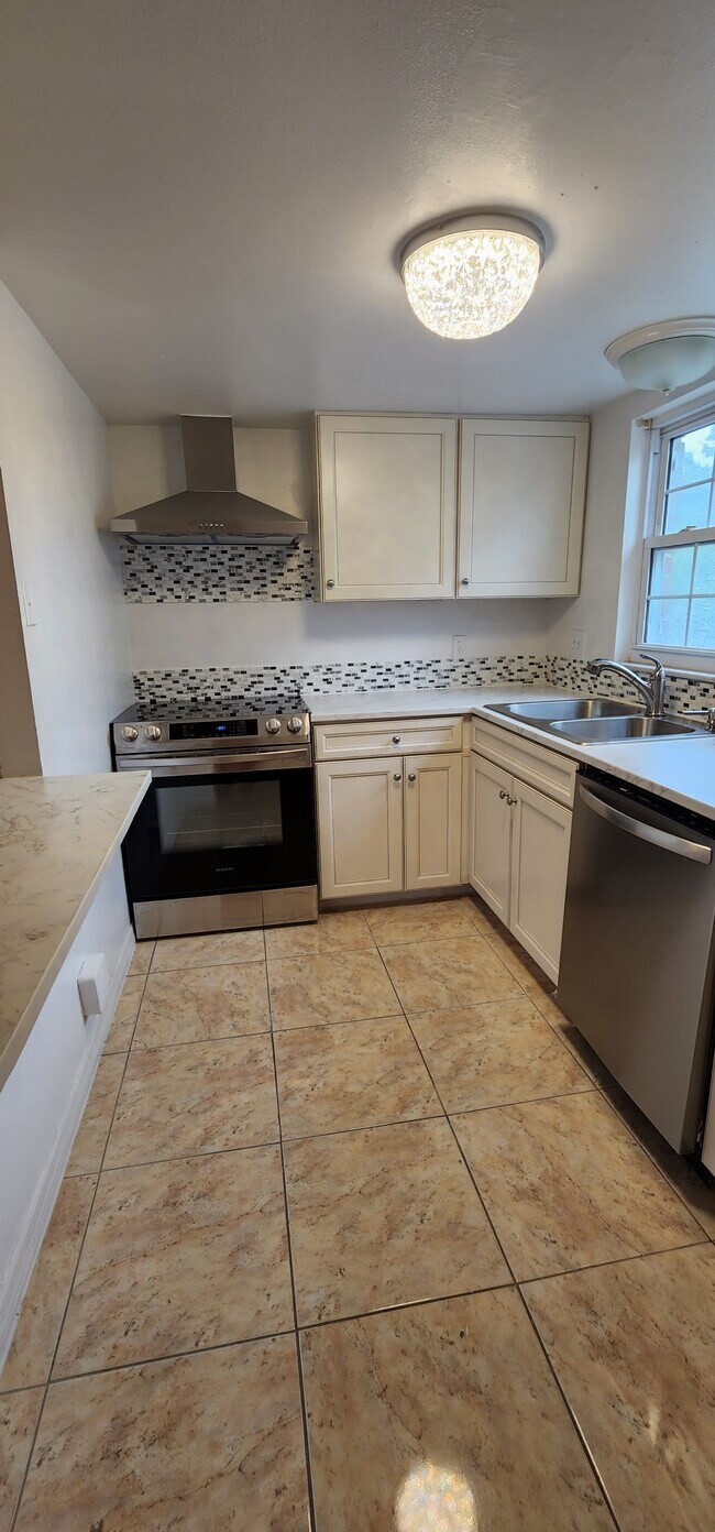 Building Photo - 1127 84th Ter N