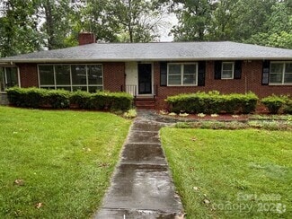 Building Photo - 207 Oak Dr