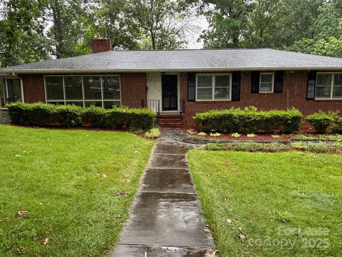 Primary Photo - 207 Oak Dr