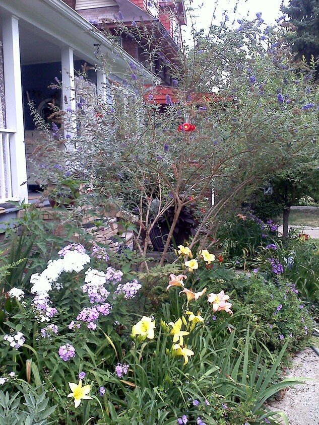 House w/ Garden - 1716 Preyer Ave