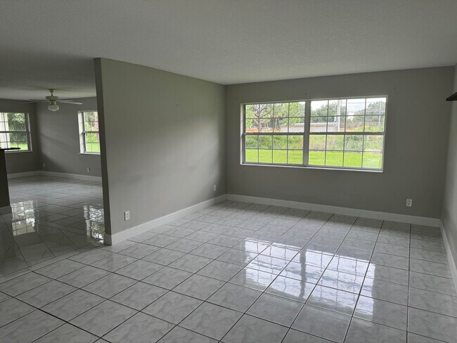 Building Photo - 118 NW Airoso Blvd
