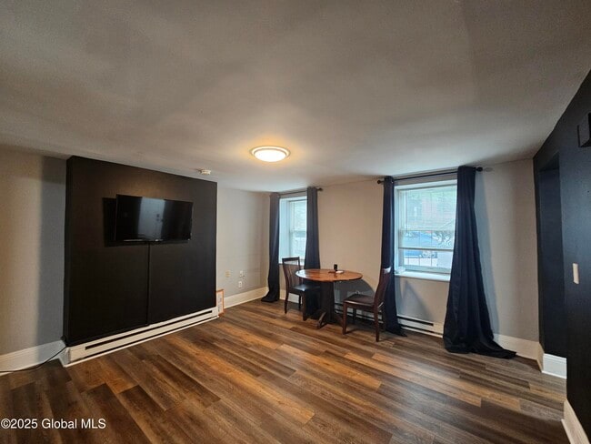 Building Photo - 15 Ten Broeck St