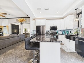 Building Photo - 203 Las Brisas St