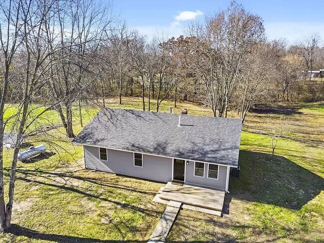 Building Photo - 3 Bed 2 Bath on 4.83 acres of Land Availab...
