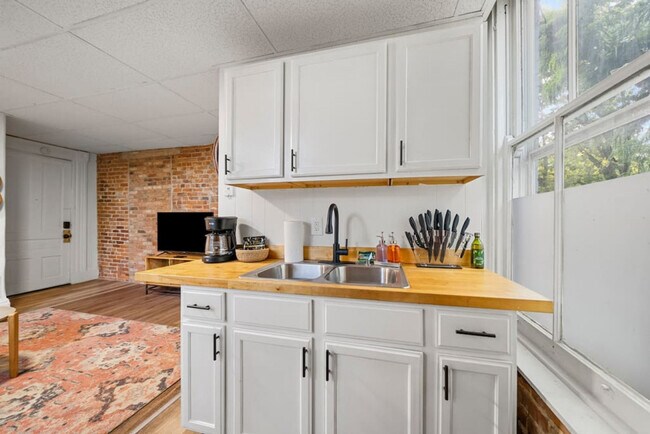 Building Photo - 242 Mccormick Pl