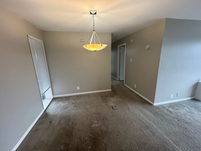 Building Photo - NEWLY AVAILABLE - RENOVATED 3 BR UNIT IN T...