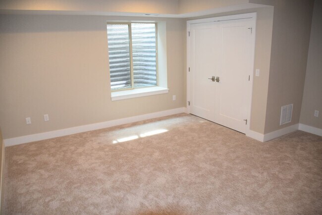 Foto del edificio - 3 bedroom / 3.5 bath Townhome + 2 Large Flex Spaces & Spacious Roof Top Deck!
