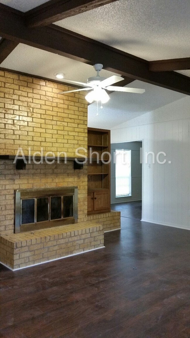 Building Photo - 2050 Wellington Dr