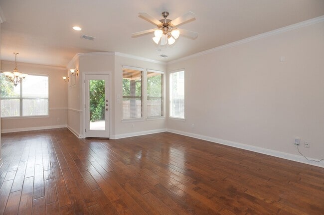 Foto del edificio - Spacious, Two Story, South Austin Condo!