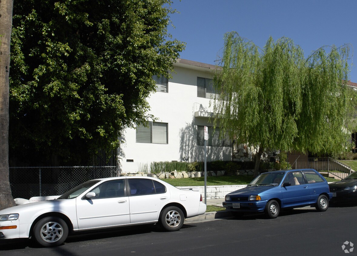 Building Photo - 136 S Manhattan Pl