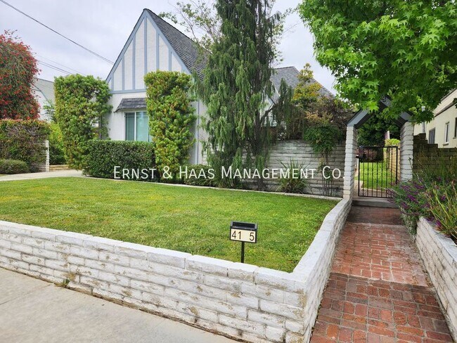 Foto del edificio - Beautiful Tudor Duplex Home in a Prime Rec...