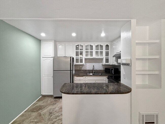 Foto del edificio - Newly Remodeled 1BD/BA Condo In Mission Va...