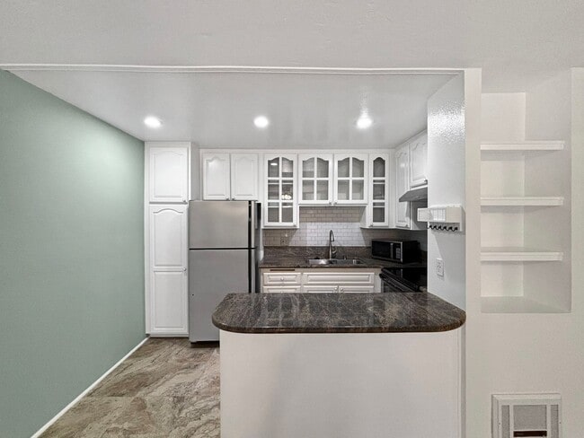 Building Photo - Newly Remodeled 1BD/BA Condo In Mission Va...