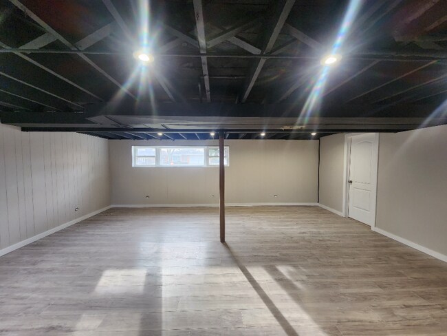 Building Photo - 1127 Hillview Dr