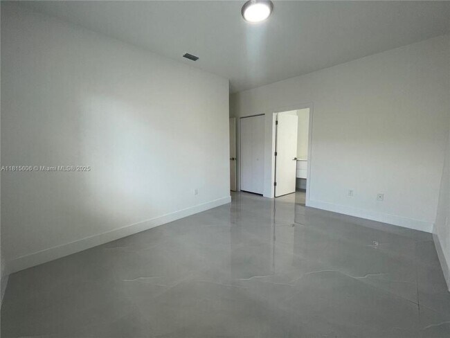 Building Photo - 3 bedroom in Miami FL 33142