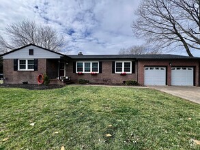 Building Photo - 705 Hemlock Crescent