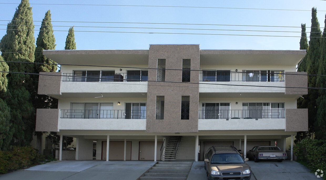 Primary Photo - 16304 Saratoga St