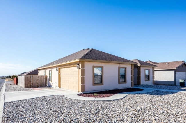 Building Photo - 300 Don Martin Dr