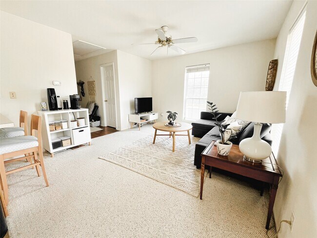 Foto del edificio - 3127 Bernardo De Galvez Ave